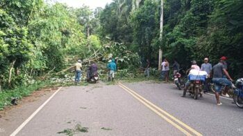 Protesta por reparación de carretera en Monte Plata