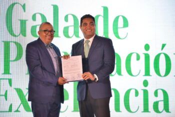 Kelvin Cruz entrega recursos para remozar la oficina de la ACD