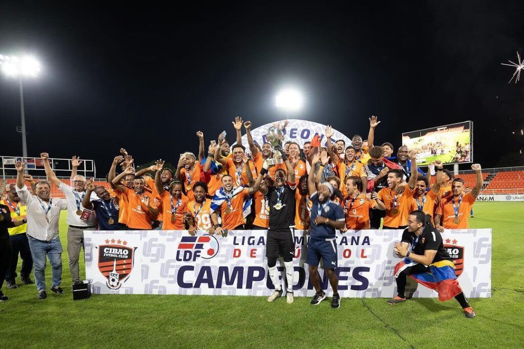Ministro de Deportes, Kelvin Cruz, felicita al Cibao Fútbol Club