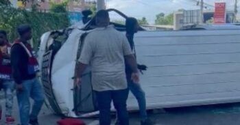 Camión choca guagua del transporte público y emprende la huida