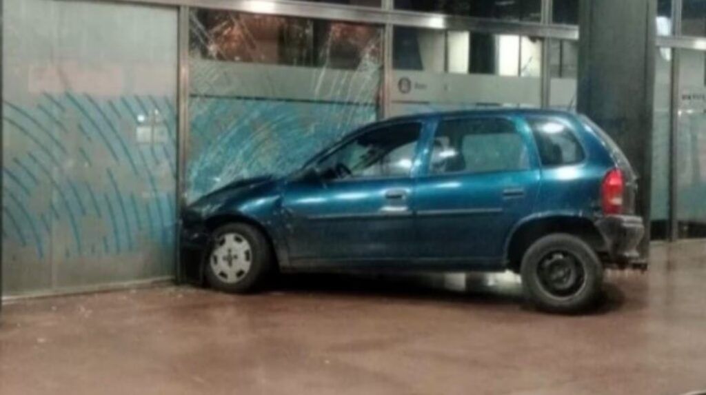 Chocó su carro contra un banco porque le negaron un préstamo