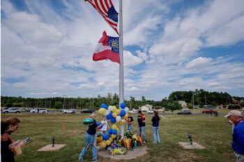 Detienen y acusan de homicidio involuntario al padre del autor del tiroteo de Georgia