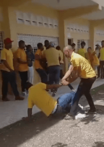 Pleito entre estudiantes dominicanos y haitianos en liceo de Monte PlataPleito