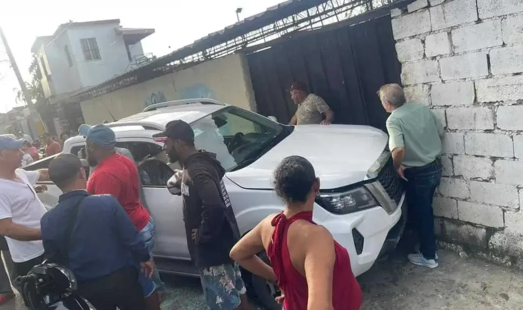 Joven muere de un infarto tras chocar vehículo contra metalera en Moca