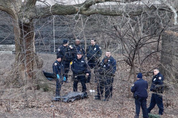 Encuentran cadáver colgado en parque de Nueva York