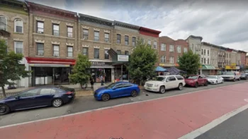 Hombre atacó a madre e hija en calle de Nueva York