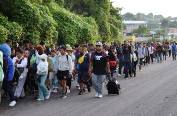 Migrantes salen desde México ante la falta de empleo y seguridad