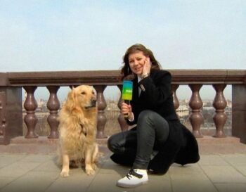 Perro arrebata micrófono a reportera durante transmisión en vivo