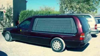 Cadáver cae del carro fúnebre en Polonia