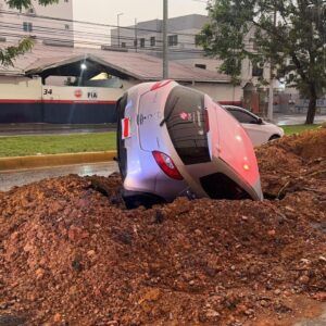 Carro cae en zanja en la avenida Núñez de Cáceres
