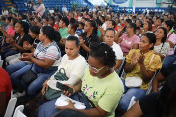 Cientos de mujeres reciben Canasta Digital Social por parte del INDOTEL