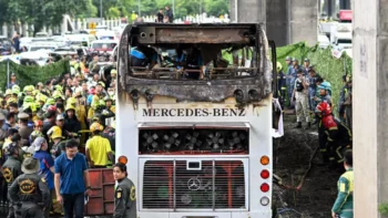 Se incendia autobús escolar con 44 personas en Tailandia