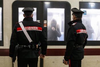 Diez años de cárcel a una madre por torturar a sus hijos en Italia