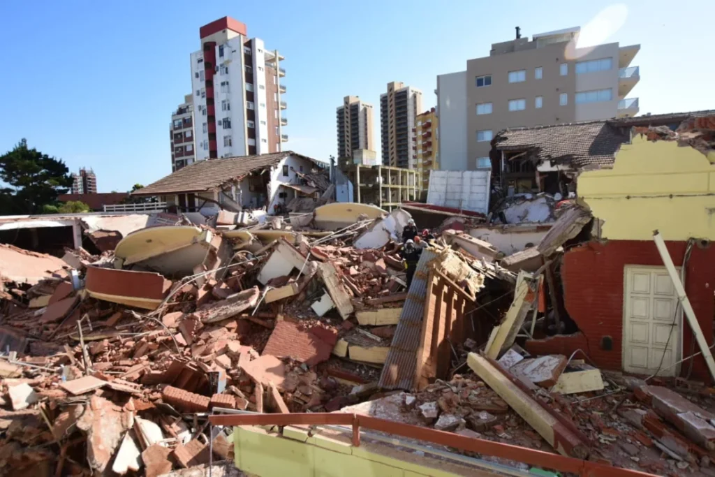 Al menos un muerto tras derrumbarse un hotel en Argentina