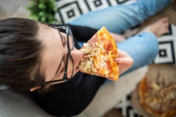 Mujer se salva de agresión sexual por pedir una pizza