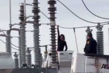 Mujer provoca apagón al subirse a un transformador de alta tensión en Utah