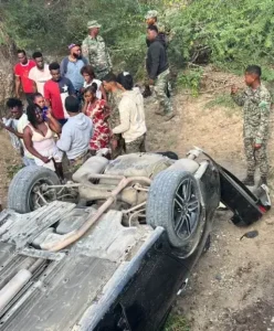 Se accidenta vehículo full de haitianos en San Juan