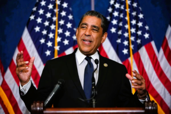 Espaillat se mantiene como miembro de la Cámara de Representantes