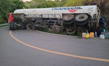 Personas sustraen combustible de camión volcado en Dajabón