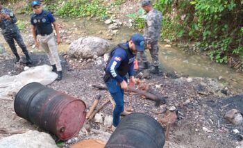 Desbaratann un laboratorio de “triculí” y otras bebidas clandestinas en Azua