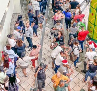 Largas filas en Agora Mall y Megacentro por compra de boletas para el concierto de Aventura