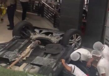Carro cae dentro del Supermercado Nacional de la Av. 27 de Febrero