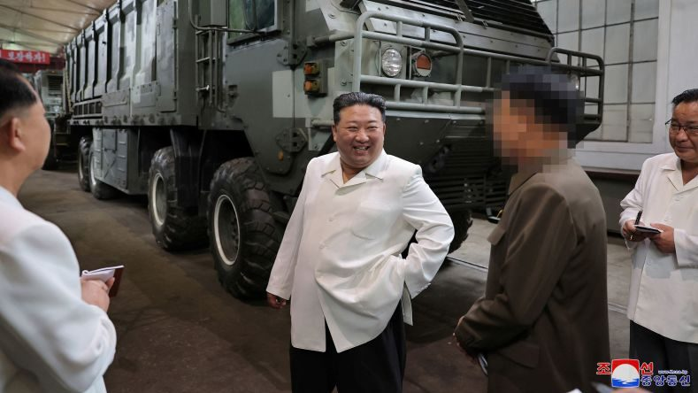 Corea del Norte expande una fábrica de armas que produce misiles utilizados por Rusia