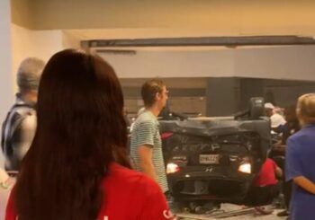 Cuatro heridos tras caer vehículo en Supermercados Nacional