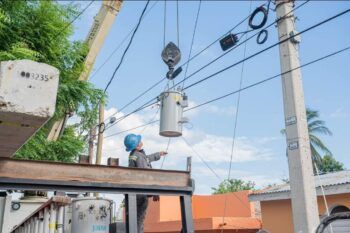 Edesur instala siete transformadores, regulariza usuarios y mejora redes eléctricas en Azua