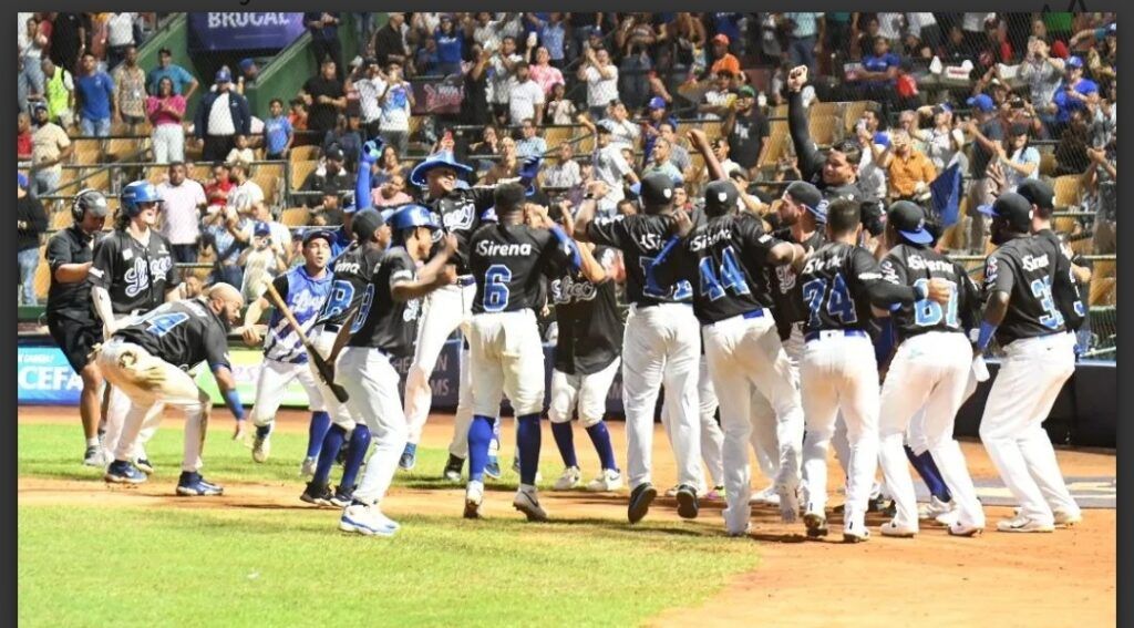 Licey vence a los Toros en el Quisqueya