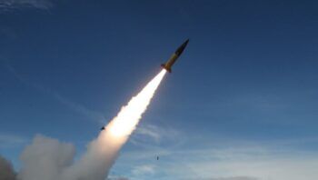 Ucrania dispara primer misil de largo alcance a Rusia