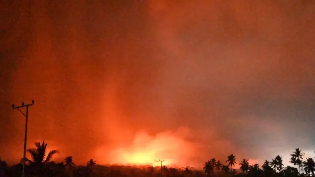 Al menos nueve muertos tras erupción del volcán Lewotobi Laki-Laki en Indonesia