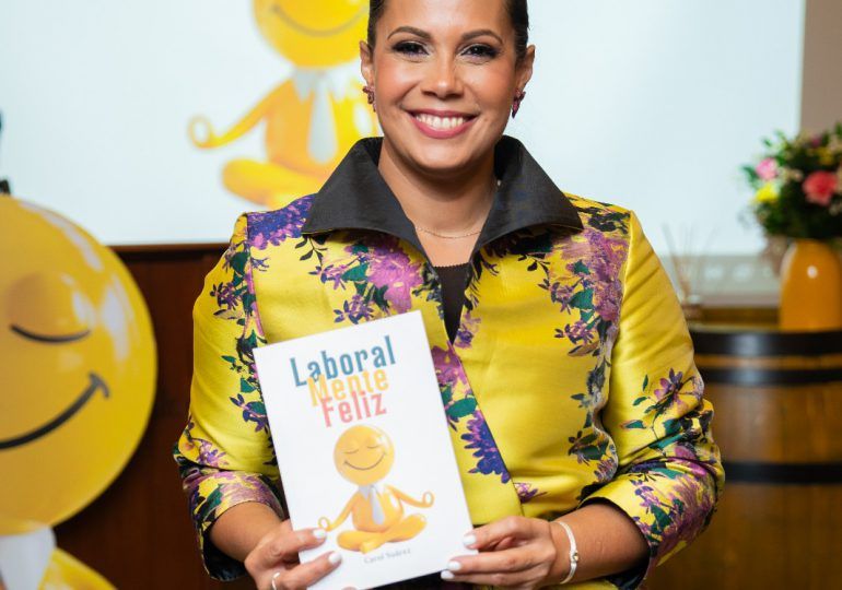 Carol Suárez realiza lanzamiento de su primer libro