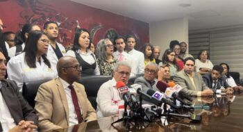 Médicos logran 25% de aumento salarial