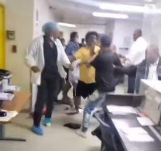Haitianos agreden a empleados del hospital Darío contreras