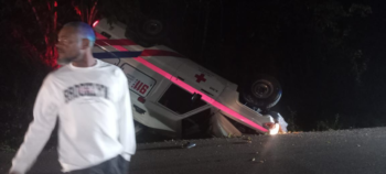 Ambulancia del 911 sufre accidente en carretera Barahona-Cabral