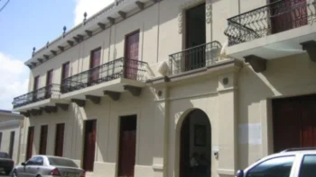 Tres heridos tras derrumbe de una pared del edificio del Arzobispado de Santiago