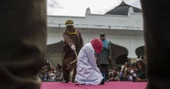 Hombre es azotado públicamente por estar a solas con una mujer en Malasia