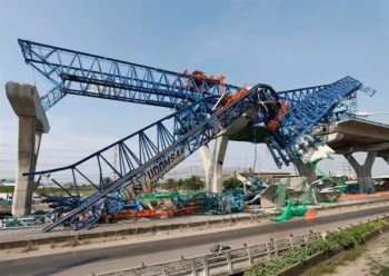 Tres muertos y 2 desaparecidos tras caer grúa gigantesca en Tailandia