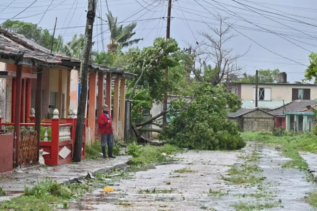 El huracán Rafael deja daños «muy fuertes» y un nuevo apagón total en Cuba