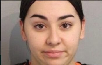 Arrestan a una mujer acusada de apuñalar a cliente que le dio poca propina