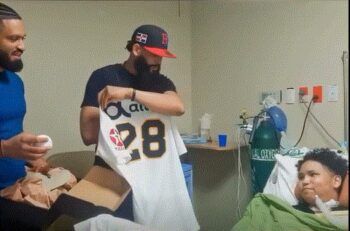 Jugadores de las Águilas cumplen sueño de niño con trastorno muscular