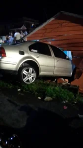 Joven choca su carro contra una casa en San Cristóbal