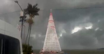 Árbol de Navidad mató a un joven en Brasil