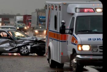 Mujer con problemas mentales provoca accidente en Las Américas