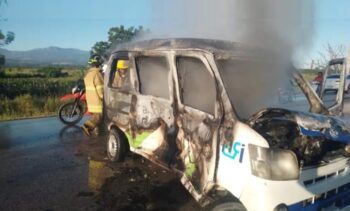 Camión impacta guagua y esta se incendia en la carretera Sánchez-San Juan de la Maguana