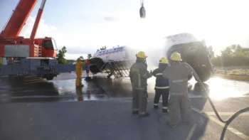 Se vuelca tanquero con 8 mil galones de GLP en Santiago