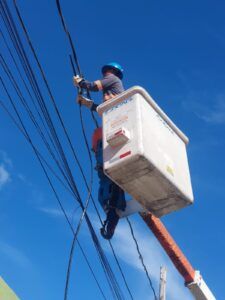 Edesur mejora voltaje en comunidades de San Cristóbal