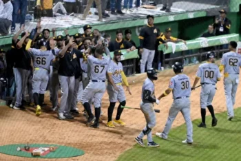 Águilas clasifican al round robin tras vencer a las Estrellas