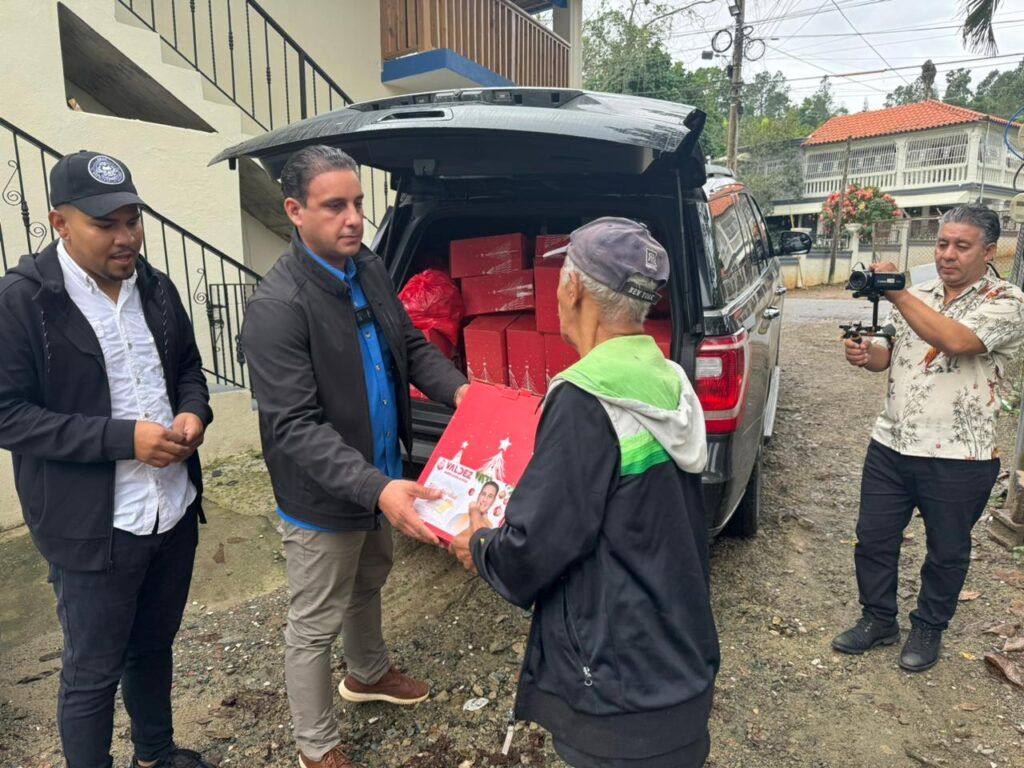 Luis Valdez entrega cajas navideñas a familias vulnerables de Jarabacoa